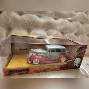 Hollywood Rides 1939 Chevy Master Deluxe Betty Boop Car